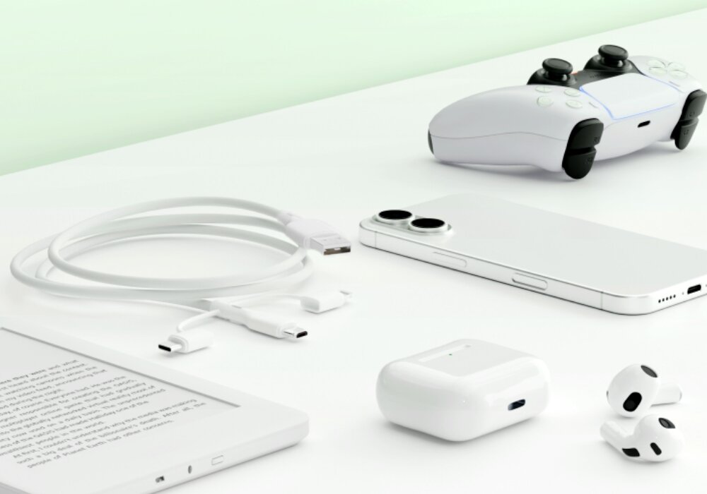 Kabel USB-C - USB-A-microUSB-Lightning QUALO Recycling QRC-CA+M+L-00 3w1 1.5 m Biały na stole ze smartfonem i słuchawkami