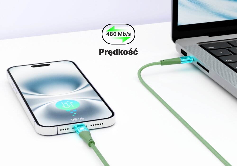 Kabel QUALO Transparent podłączony do laptopa