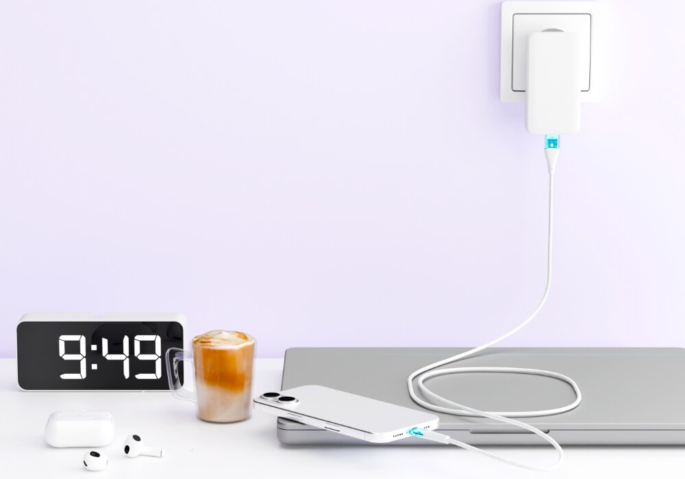 Kabel QUALO Transparent ładuje smartfon
