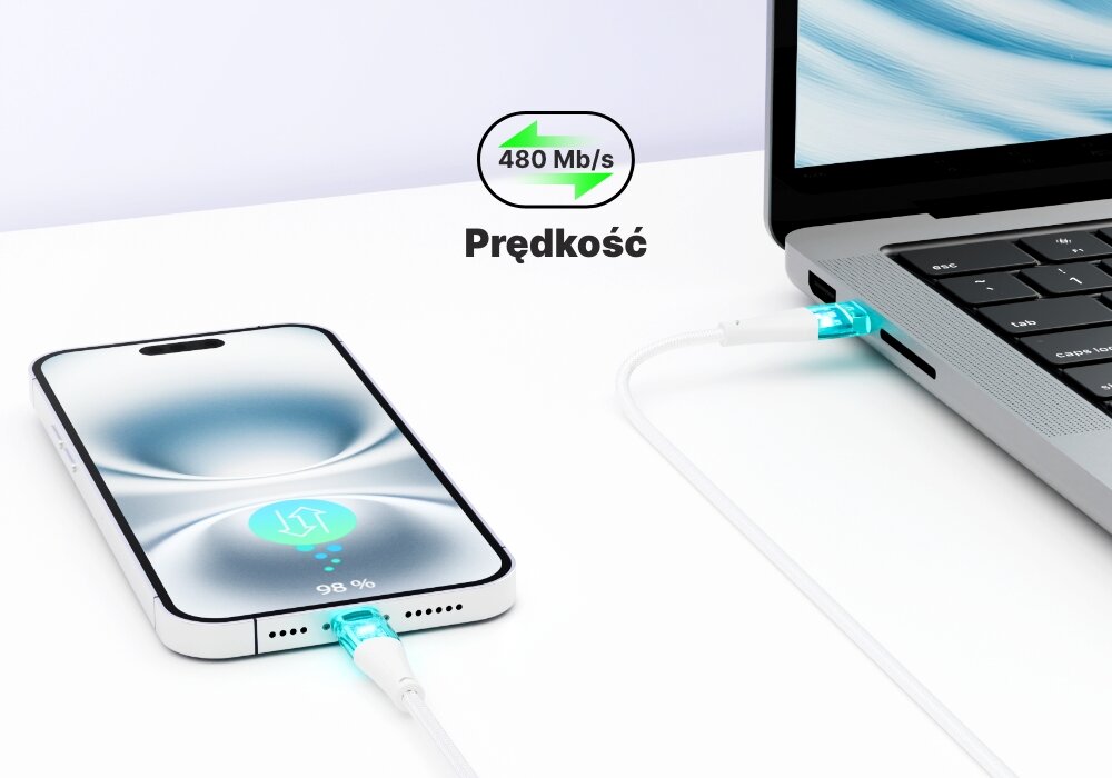 Kabel QUALO Transparent podłączony do laptopa