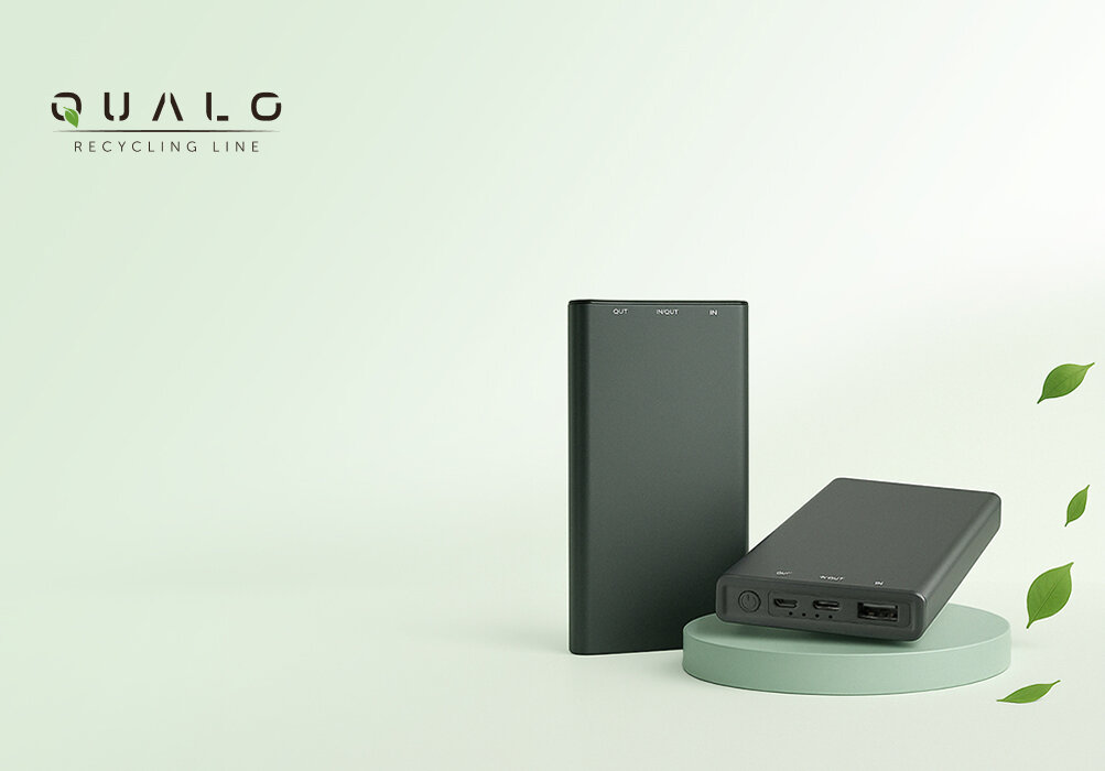 Powerbank QUALO Recycling QRPB5-12-18 5000 mAh Szary, Aluminiowy powerbank, Powerbank przedstawiony pionowo i poziomo na podstawce, w tle roślinność