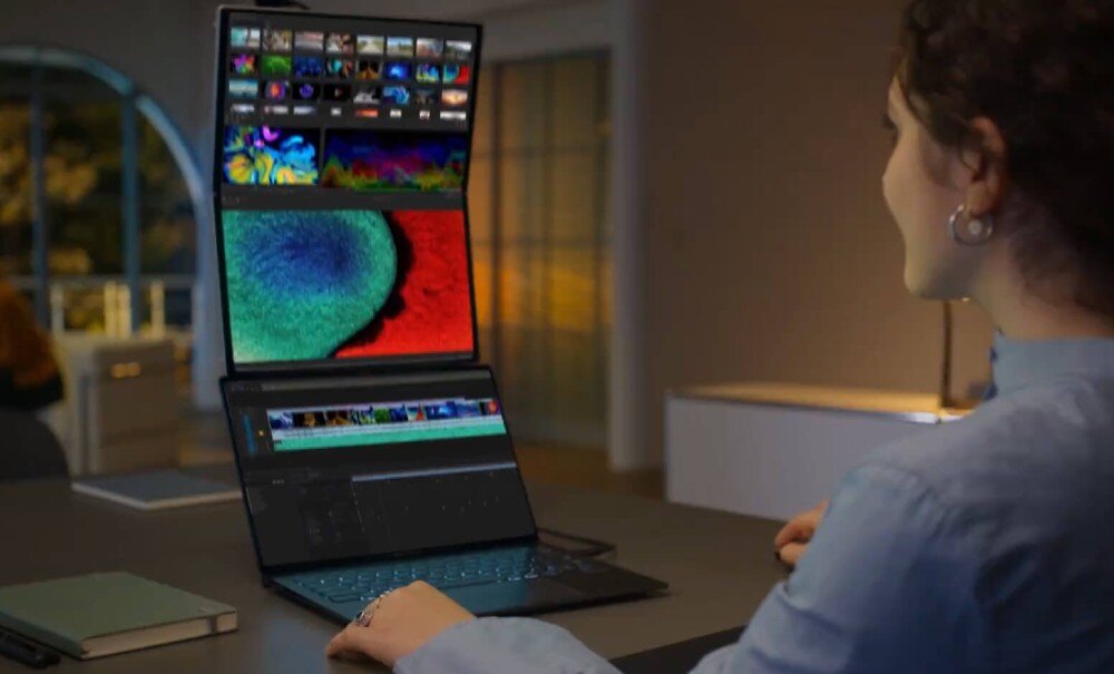 Monitor ASUS ZenScreen Fold MQ17QH Kobieta siedząca przy biurku używa monitora ustawionego pionowo nad laptopem podczas pracy z oprogramowaniem, technologia OLED, czas reakcji, kąt widzenia