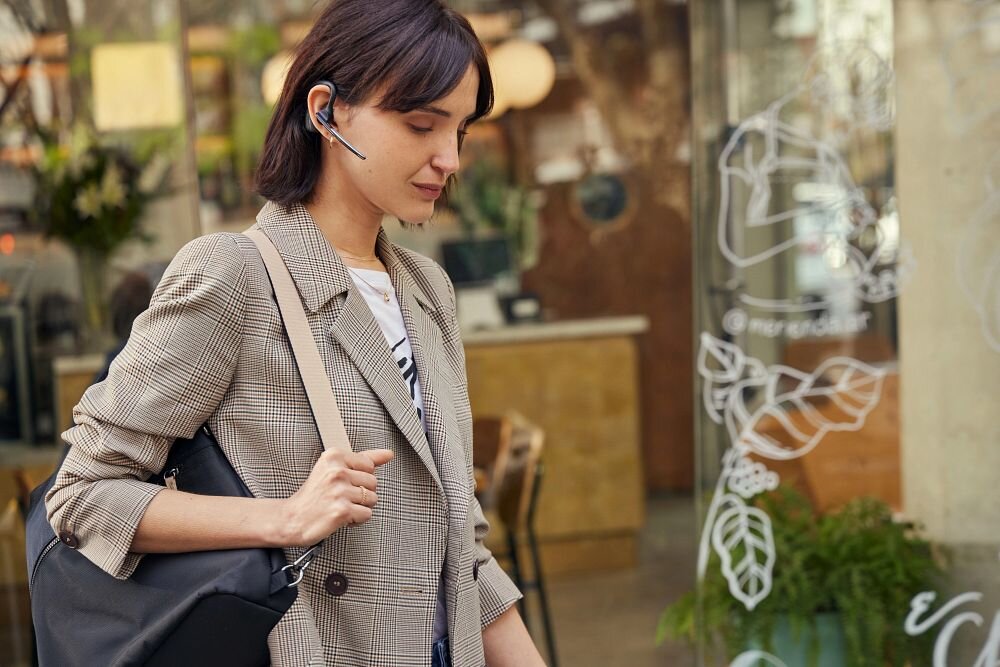 HP Poly Voyager Legend 30 VOY302 jakość dźwięku komfort, osoba z założoną słuchawką