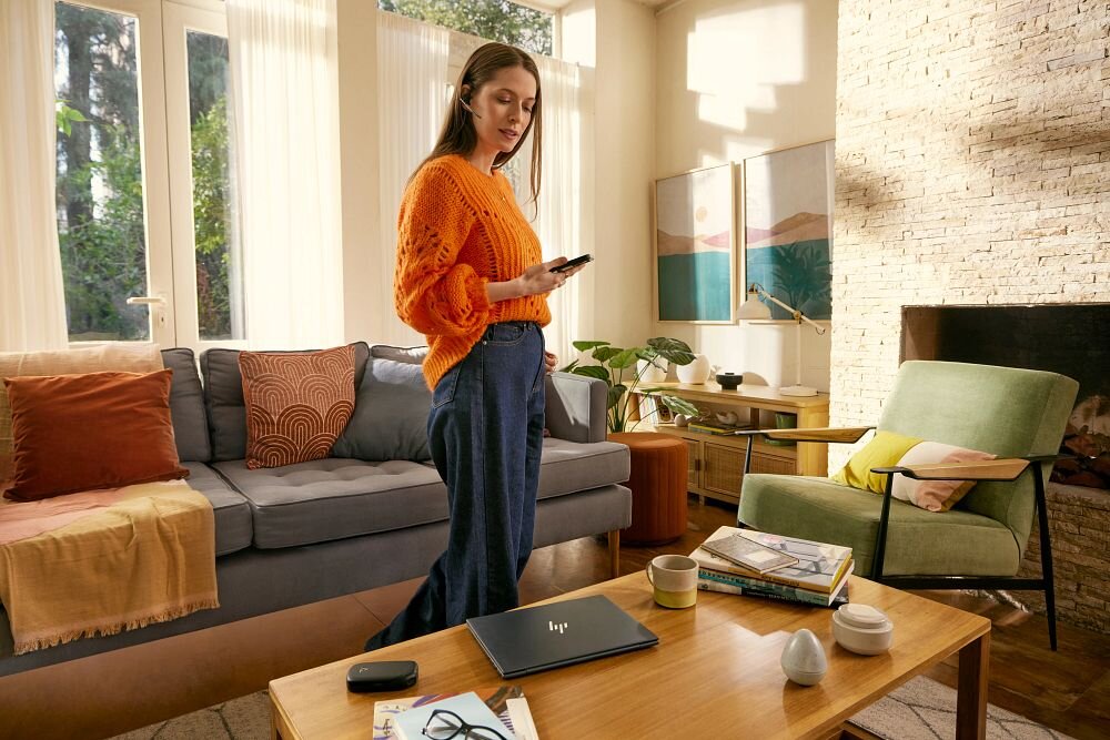 HP Poly Voyager Legend 30 VOY302 ergonomia komfort lekkość, osoba z założoną słuchawką trzymająca smartfon w ręku