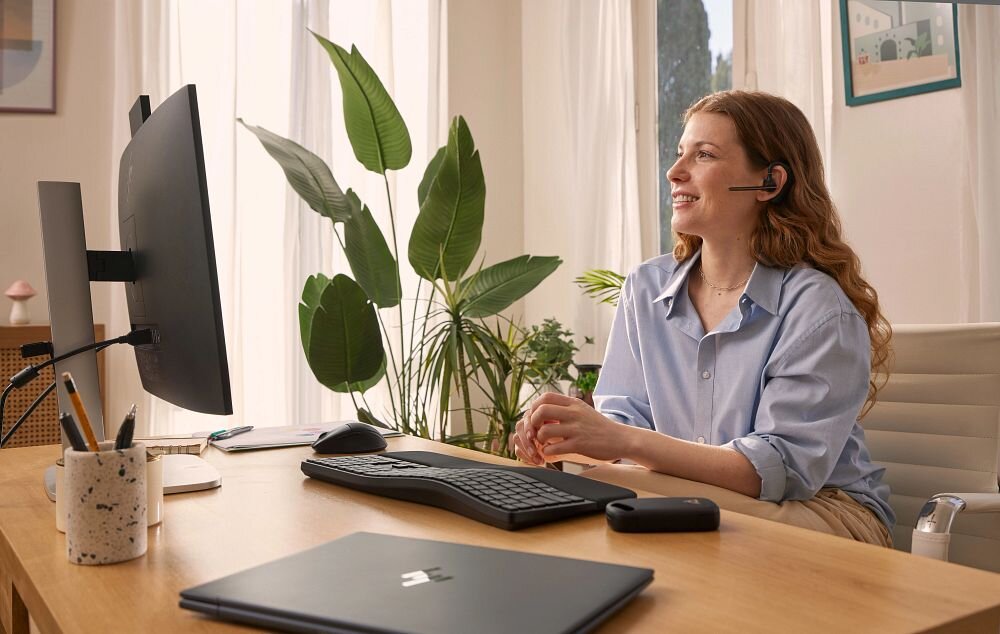 Słuchawka HP Poly Voyager Legend 50 VOY502 mikrofony redukcja hałasu aerodynamiczny wysięgnik, osoba z założoną słuchawką