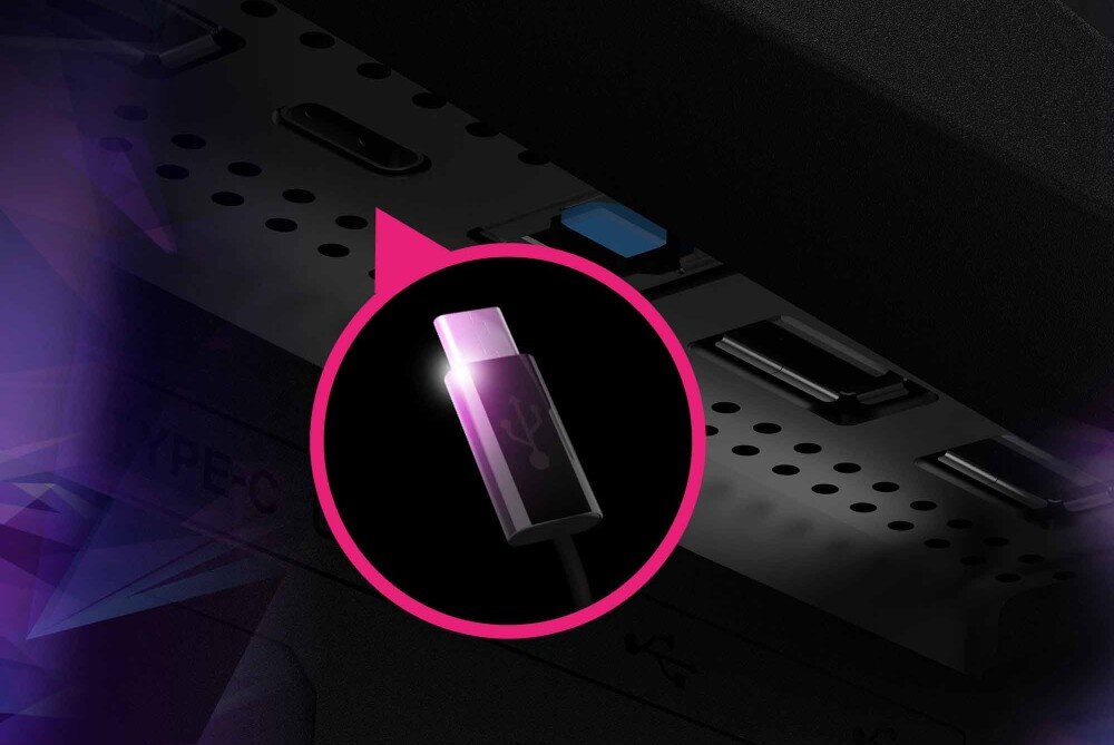 Monitor MSI MPG 272URX Zbliżenie na porty monitora z wyróżnionym portem USB-C na pierwszym planie, zaznaczonym okręgiem i podświetleniem, porty, gniazda, podłączenie, hub