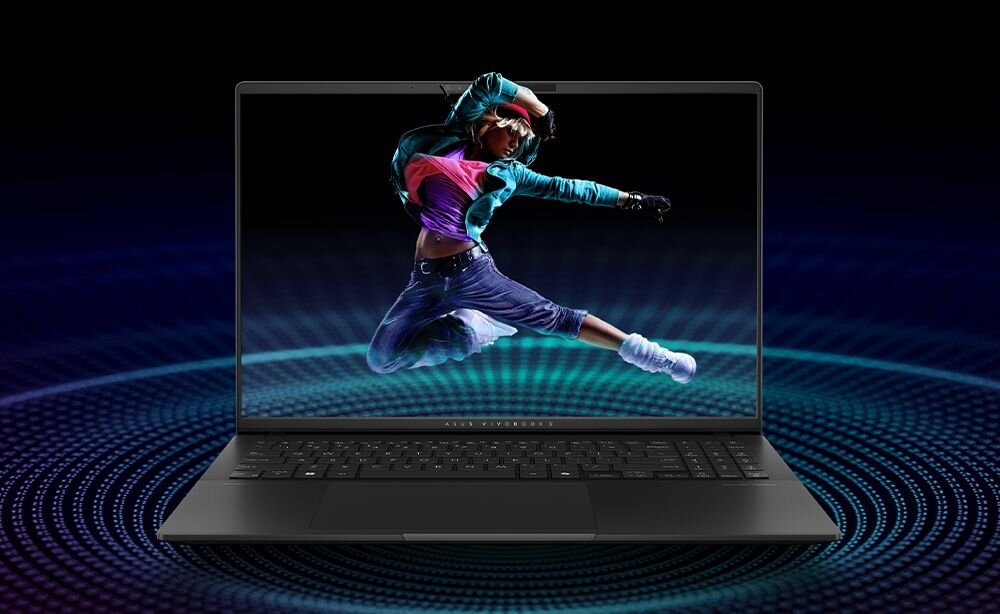 Laptop ASUS Vivobook S 16 OLED - Laptop ASUS Vivobook S 16 OLED z tancerzem na ekranie, prezentujący dynamiczny ruch i sztukę tańca. Krystaliczny dźwięk, głębokie basy i wyraźne tony