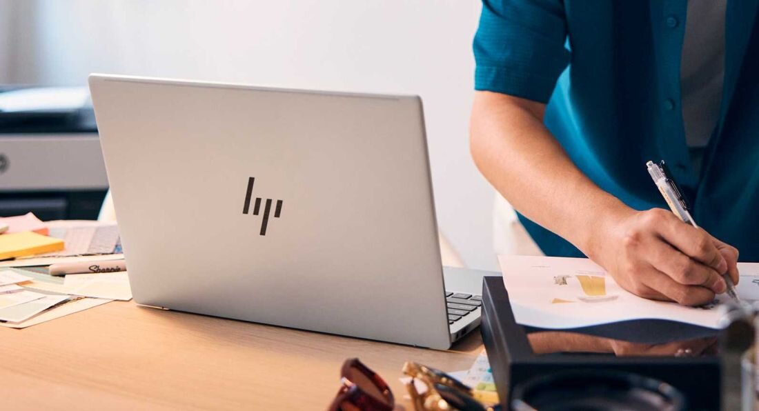 Laptop HP Pavilion Plus 14 z eleganckim designem i wydajnymi podzespołami, idealny do pracy i rozrywki.
