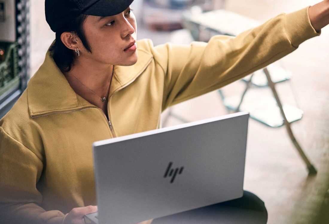 HP Pavilion Plus 14, laptop o smukłej konstrukcji, dobry do pracy i rozrywki. Intel Core Ultra