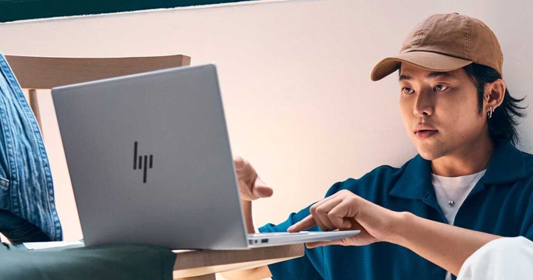 Osoba pracujaca na laptopie HP Pavilion Plus 14. Bateria 68 Wh