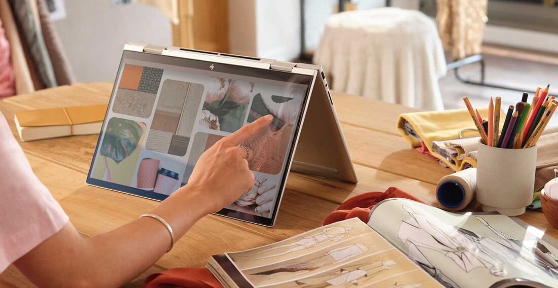 Kobieta używa laptopa HP Envy x360 do rysowania na ekranie. technologia AI z procesorem Intel konstrukcja 2 w 1