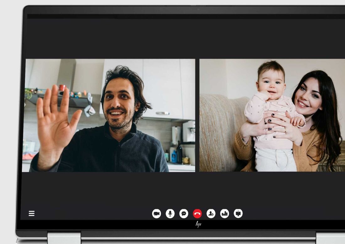 Laptop HP Envy x360 z ekranem wideoczatu, na którym widać dwie osoby rozmawiające ze sobą. kamera o rozdzielczości 5 MP i na podczerwień (IR)