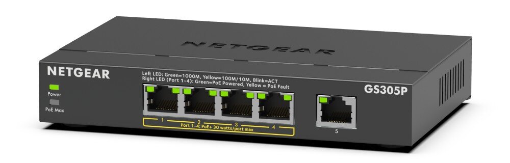 Na obrazie widoczny jest czarny switch NETGEAR z pięcioma portami Ethernet, oznaczony jako GS305P. Na urządzeniu znajdują się diody LED oraz napisy informacyjne dotyczące statusu połączeń i funkcji PoE.