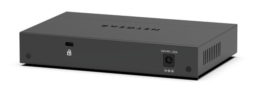 Czarny switch sieciowy z logo NETGEAR na górze obudowy. Na tylnej ściance widoczny jest port z oznaczeniem \'54V⎓1.25A\' oraz kilka otworów wentylacyjnych.