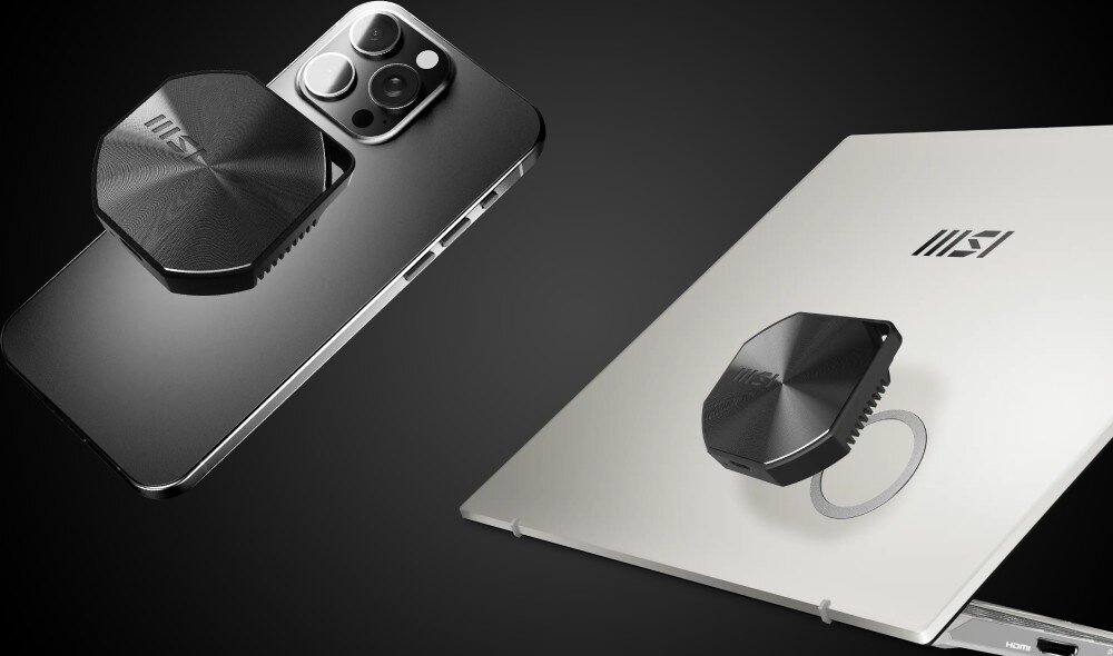 Dysk MSI Datamag 20Gbps 2TB Zbliżenie na dwa urządzenia, jedno przymocowane magnetycznie do tylnej obudowy telefonu, drugie do klapy laptopa, z widocznymi metalowymi pierścieniami mocującymi, magnetyczne mocowanie