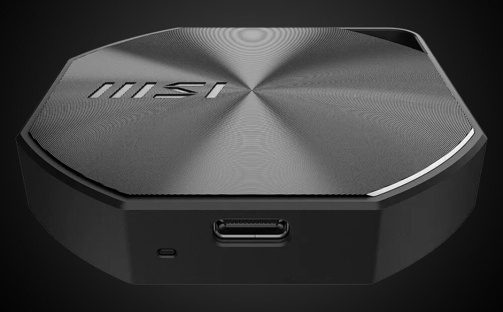 Dysk MSI Datamag 20Gbps 2TB Widok z przodu na urządzenie z portem USB-C i niewielką diodą obok, pokazane na ciemnym tle z podkreślonym metalicznym połyskiem powierzchni, interfejs, prędkość
