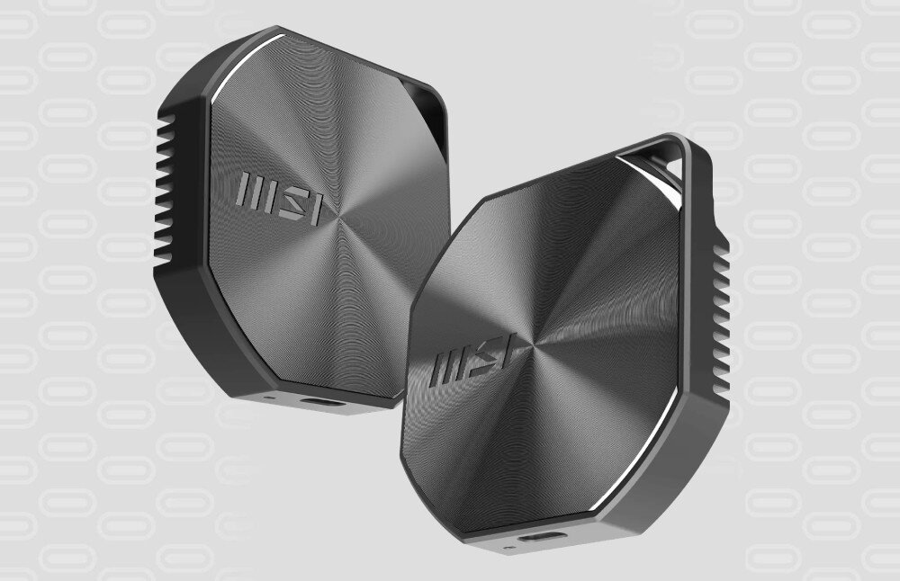 Dysk MSI Datamag 20Gbps 2TB Dwa identyczne urządzenia zawieszone w przestrzeni na jasnym tle z powtarzającym się wzorem, pokazujące ich boczne żebrowanie i pierścieniowy uchwyt w rogu obudowy, podłączenie