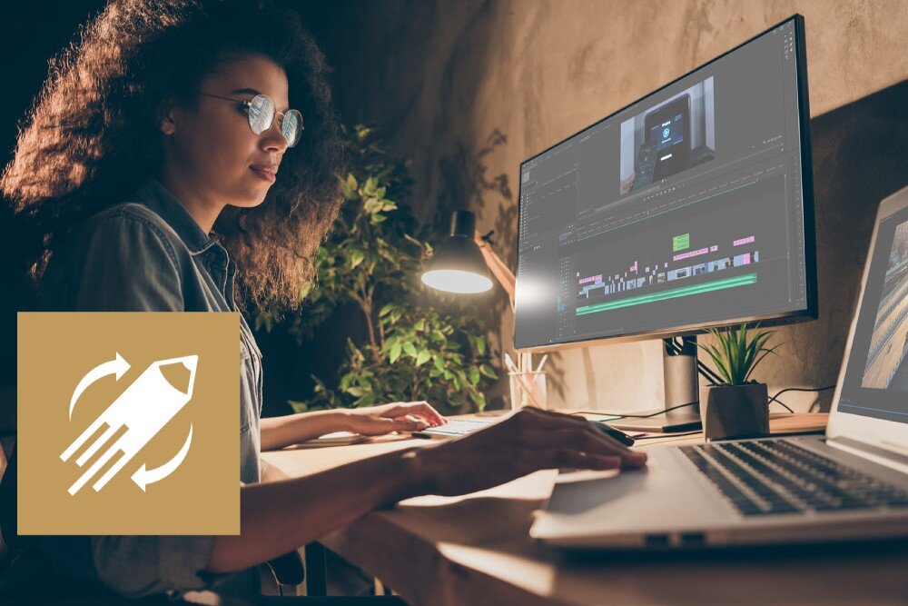 Dysk MSI Spatium M450 V1 1TB SSD Kobieta pracująca przy komputerze z edytorem wideo na ekranie, w lewym dolnym rogu ikona rakiety symbolizująca szybkość