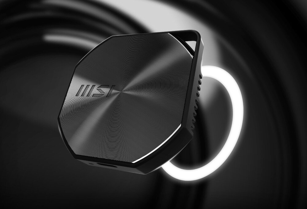 Dysk MSI Datamag 20Gbps 2TB Ciemne ujęcie sześciokątnego dysku w kolorze czarnym z delikatnym wzorem koncentrycznych linii i logo producenta na środku, unoszącego się na tle rozmytych, błyszczących pierścieni świetlnych, opis