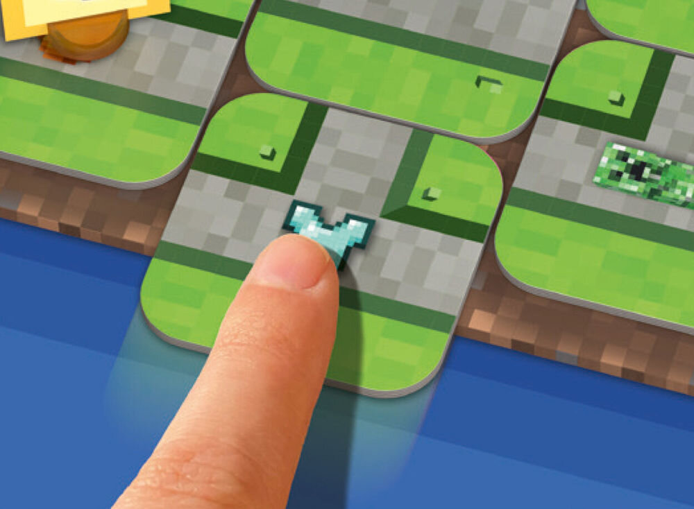 Gra planszowa RAVENSBURGER Labyrinth Minecraft 24771 zaplanuj drogę do celu, odkryj tajemnice zmieniającego się labiryntu, możliwość przesuwania korytarzy,
					przyjazne, jak i wrogie moby, każdy ruch może otworzyć nową ścieżkę lub zablokować drogę do celu, palec na kafelku zmieniającym drogę labiryntu