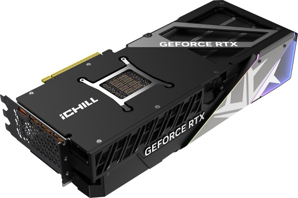 Karta graficzna INNO3D GeForce RTX 5090 iCHILL X3 32GB Widok od spodu karty graficznej, prezentujący solidny backplate z wentylowanymi otworami oraz zintegrowane elementy chłodzące
