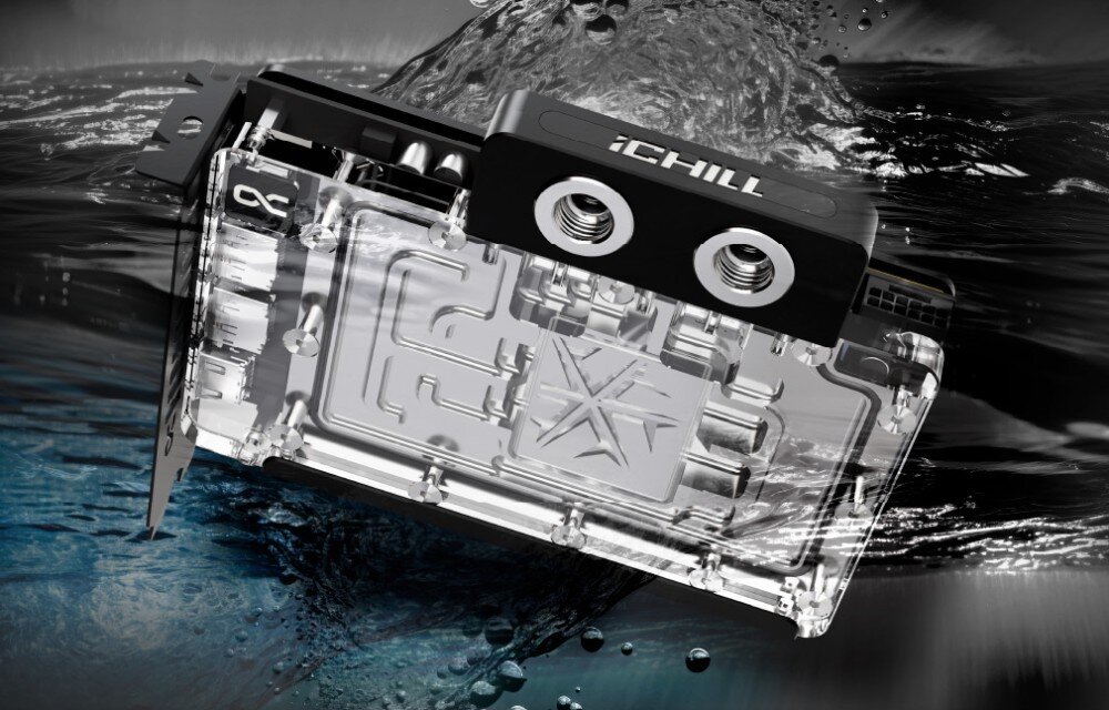 Karta graficzna INNO3D GeForce RTX 5080 iChill Frostbite 16GB Karta z blokiem wodnym w przezroczystej obudowie, zanurzona w tle przypominającym dynamiczny przepływ cieczy
