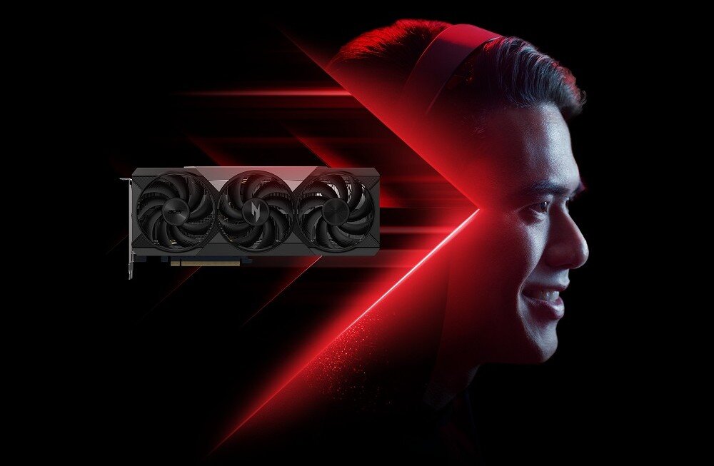 Karta graficzna ACER Nitro Radeon RX 9070 OC 16GB Mężczyzna w słuchawkach uśmiecha się w prawo, obok niego na czarnym tle z czerwonymi smugami widoczna karta graficzna z trzema wentylatorami, architektura, rozdzielczość, Ray tracing, wspomaganie AI