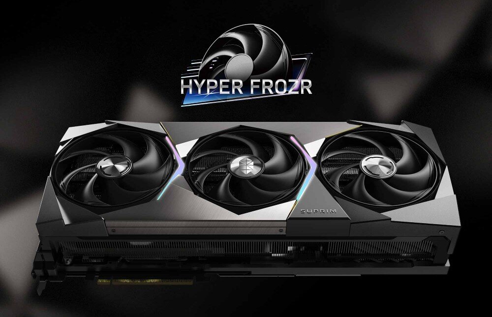 Karta graficzna MSI GeForce RTX 5080 Suprim SOC 16GB Układ chłodzenia Hyper Frozr – trzy duże wentylatory na tle ciemnej obudowy