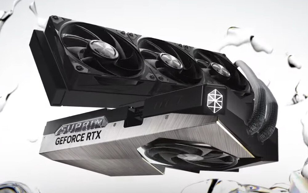 Karta graficzna MSI GeForce RTX 5080 Suprim Liquid SOC 16GB Ujęcie karty w dynamicznej perspektywie, podkreślające radiator i trzy wentylatory. Karta posiada metalową obudowę z napisem Suprim i efektami podświetlenia