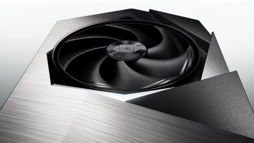 Karta graficzna MSI GeForce RTX 5080 Suprim Liquid SOC 16GB Zbliżenie na wentylator zamontowany w obudowie karty graficznej. Widoczna szczotkowana powierzchnia i trójkątne wykończenia konstrukcji