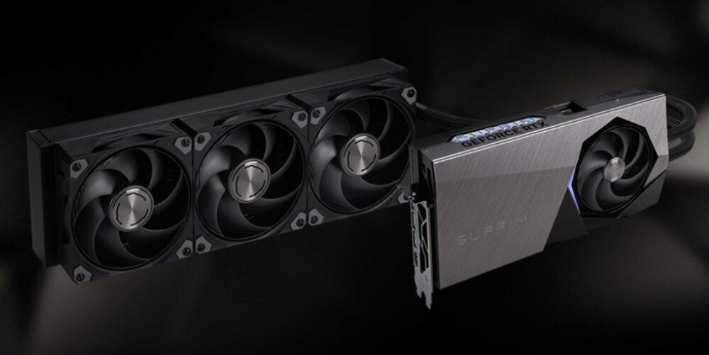 Karta graficzna MSI GeForce RTX 5080 Suprim Liquid SOC 16GB Karta podłączona do chłodzenia wodnego z trzema wentylatorami. Widoczne eleganckie wykończenie oraz logo Suprim