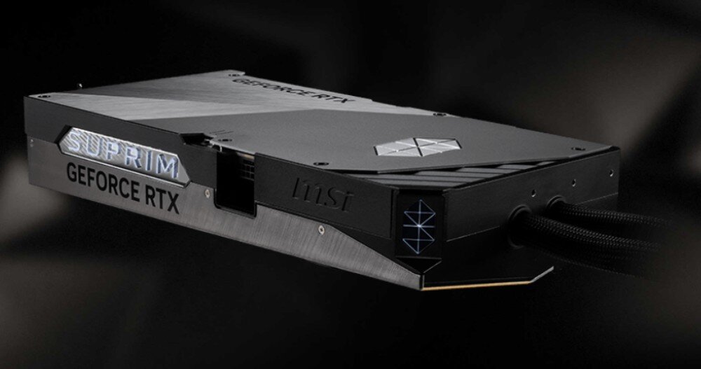 Karta graficzna MSI GeForce RTX 5080 Suprim Liquid SOC 16GB Tylny panel karty graficznej MSI Suprim Liquid z podświetlanym logo. Widoczne czarne, matowe wykończenie i mocowanie przewodów chłodzenia wodnego