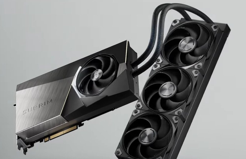 Karta graficzna MSI GeForce RTX 5080 Suprim Liquid SOC 16GB Karta pod kątem, z widocznymi przewodami chłodzenia wodnego prowadzącymi do radiatora. Metalowa obudowa wyróżnia się wyraźnymi krawędziami i podświetleniem