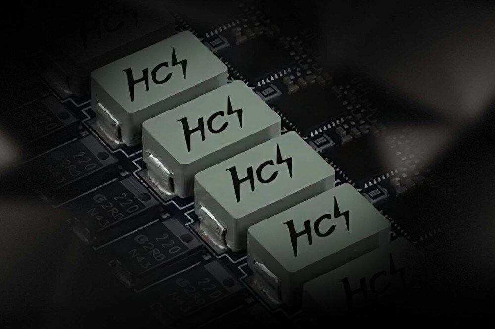 Karta graficzna MSI GeForce RTX 5080 Suprim Liquid SOC 16GB Zbliżenie na komponenty elektroniczne karty graficznej, ukazujące sekcję zasilania i oznaczone symbolem HC elementy konstrukcji