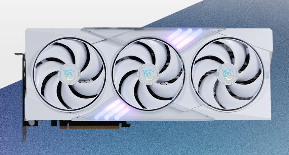 Karta graficzna MSI GeForce RTX 5080 Gaming Trio OC White 16GB Pełny widok na kartę od frontu – trzy wentylatory z logo MSI i podświetleniem LED na jasnym tle