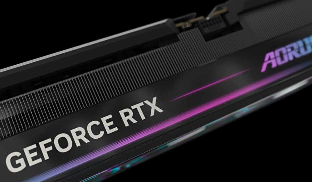 Karta graficzna GIGABYTE Aorus GeForce RTX 5080 Xtreme WaterForce 16GB Górna krawędź karty graficznej AORUS RTX z widocznym napisem GeForce RTX i kolorowym podświetleniem