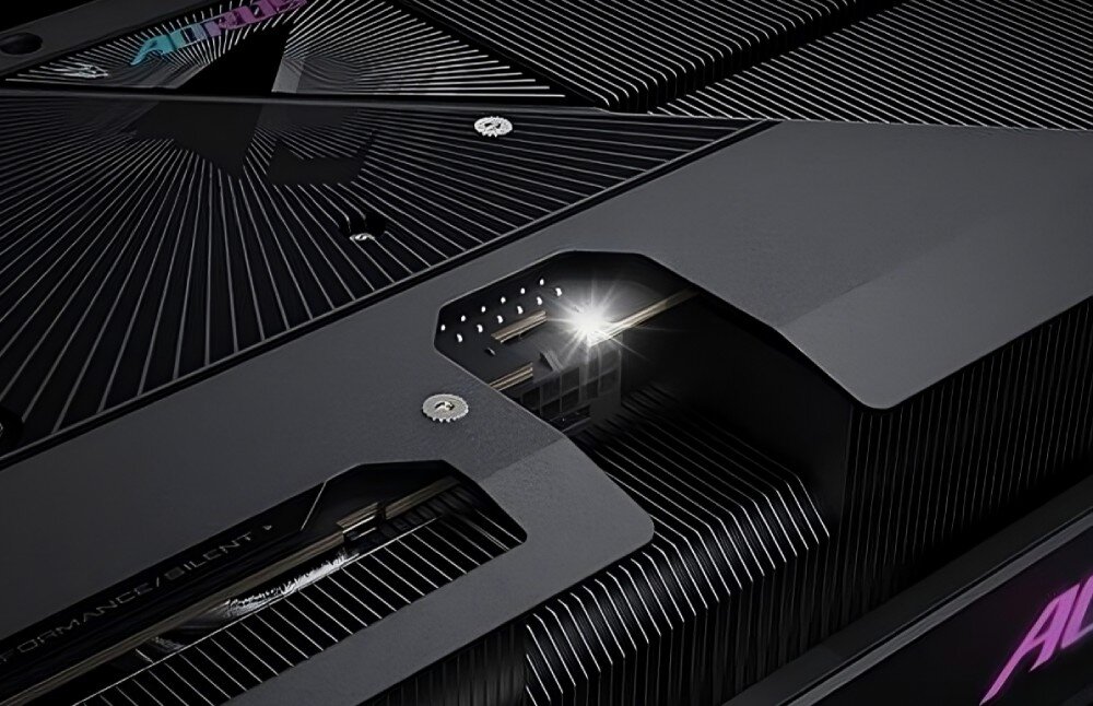 Karta graficzna GIGABYTE Aorus GeForce RTX 5080 Master 16GB Podświetlony port zasilania karty graficznej, z wyeksponowanymi radiatorami i detalami konstrukcyjnymi