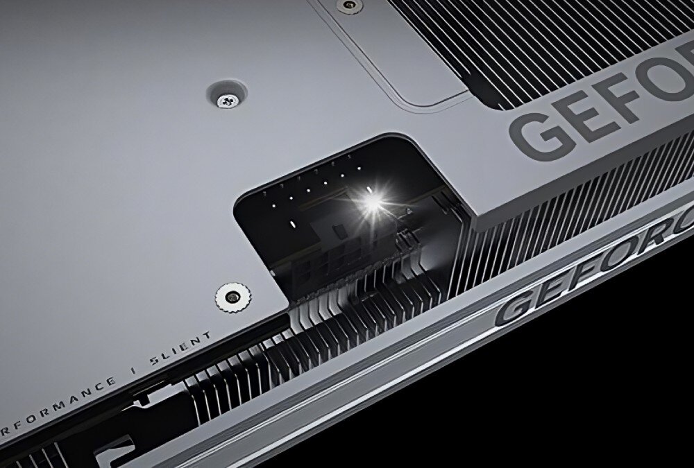 Karta graficzna GIGABYTE GeForce RTX 5080 Aero OC SFF 16GB Widok wnętrza karty Gigabyte AERO z odsłoniętym gniazdem zasilania, otoczonym eleganckim metalowym backplatem