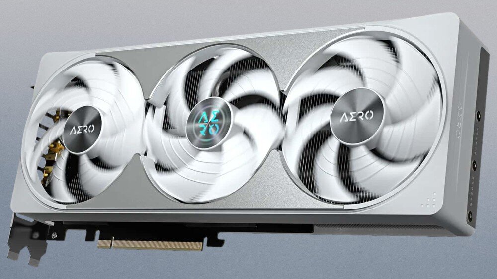 Karta graficzna GIGABYTE GeForce RTX 5080 Aero OC SFF 16GB Zbliżenie na trzy wentylatory karty Gigabyte AERO w ruchu, z widocznym podświetlonym logo AERO na centralnym wentylatorze