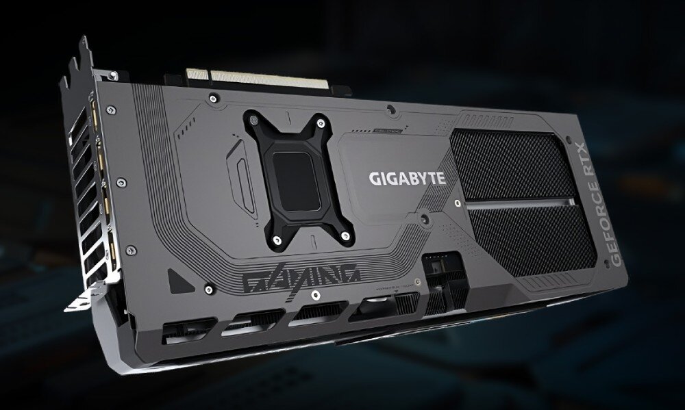 Karta graficzna GIGABYTE GeForce RTX 5080 Gaming OC 16GB Metalowa osłona ochronna z oznaczeniami GeForce RTX i otworami wentylacyjnymi