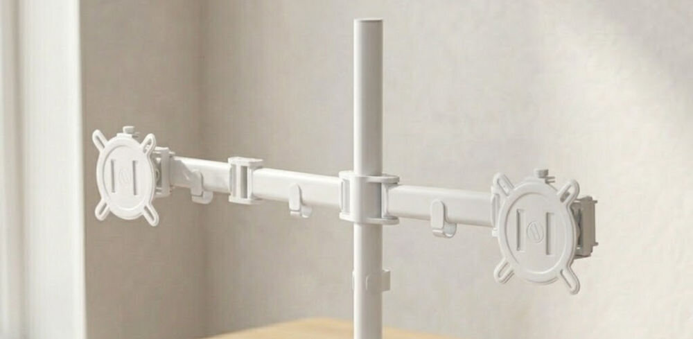 Uchwyt do monitora ONE FOR ALL DM2220 13-32 cali Biały uchwyt zamontowany na biurku w pokoju