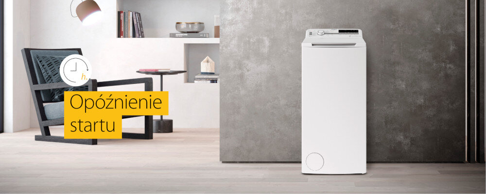 PRALKA WHIRLPOOL TDLR 6261BS wizualizacja front zamknięta salon betonowa ściana półka książki fotel w tle opóźnienie startu planowanie czas godzina