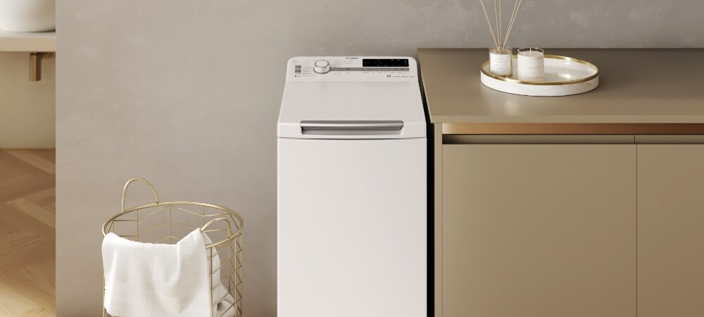 PRALKA WHIRLPOOL TDLR 6261BS PLN Pralka wpisuje się w jasne wnętrze łazienki, podkreślając jej uporządkowany charakter. Obok znajdują się półki z kosmetykami i akcesoriami ładowana od góry kompaktowa design trwałość