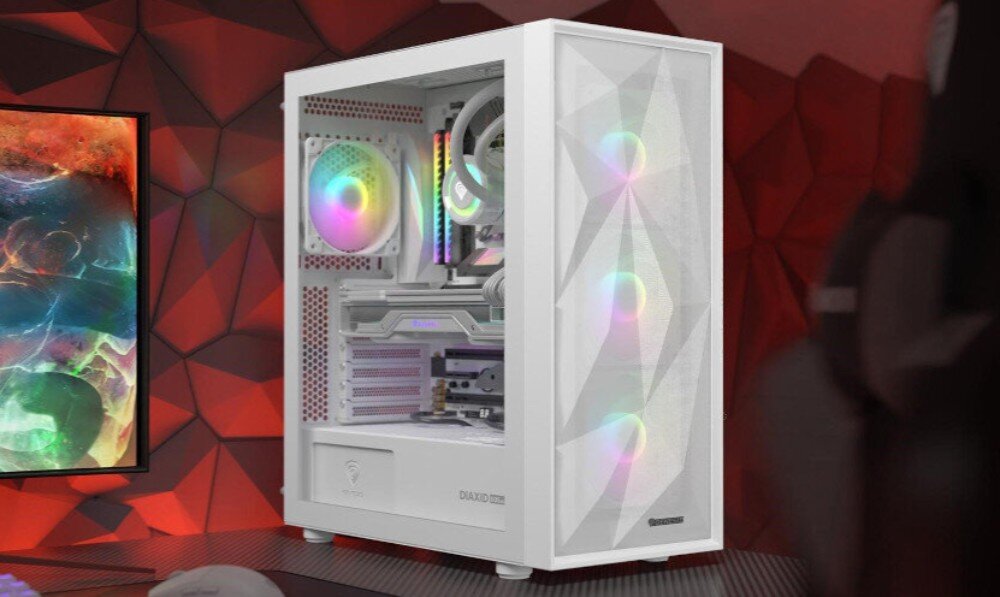 Komputer MAD DOG DIAXID605-W-I03DR32 Widok białej obudowy komputerowej Genesis Diaxid 300 ARGB z panelami siateczkowymi i efektownym podświetleniem RGB wentylatorów. W tle monitor z dynamiczną grafiką.