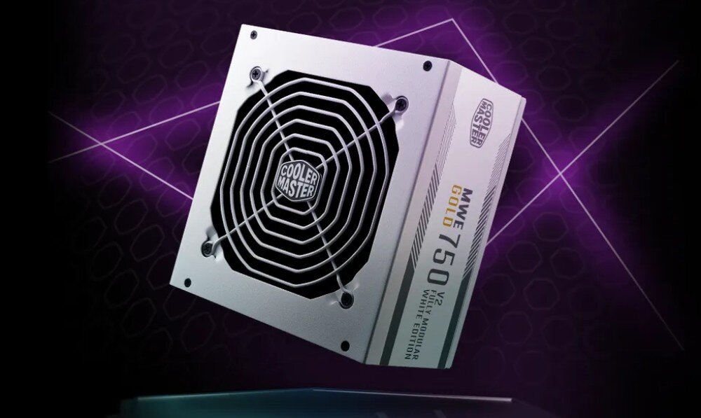 Komputer MAD DOG DIAXID605-W-I03DR32WP Biały zasilacz Cooler Master z czarnym wentylatorem i oznaczeniem 750W, na tle fioletowych świateł.
