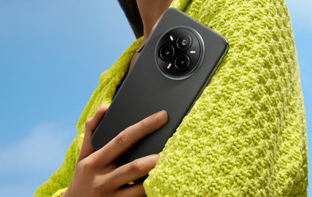 Smartfon REALME 14 Pro+ smartfon w dłoni  