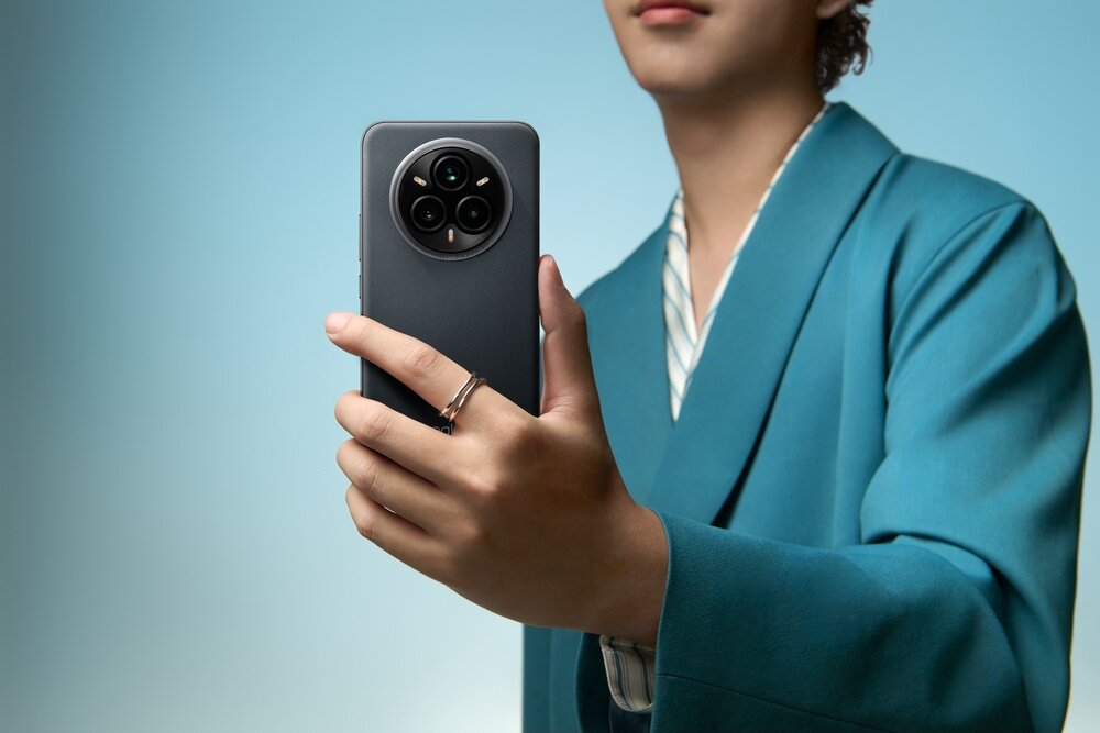 Smartfon REALME 14 Pro+ trzymany w dłoni  