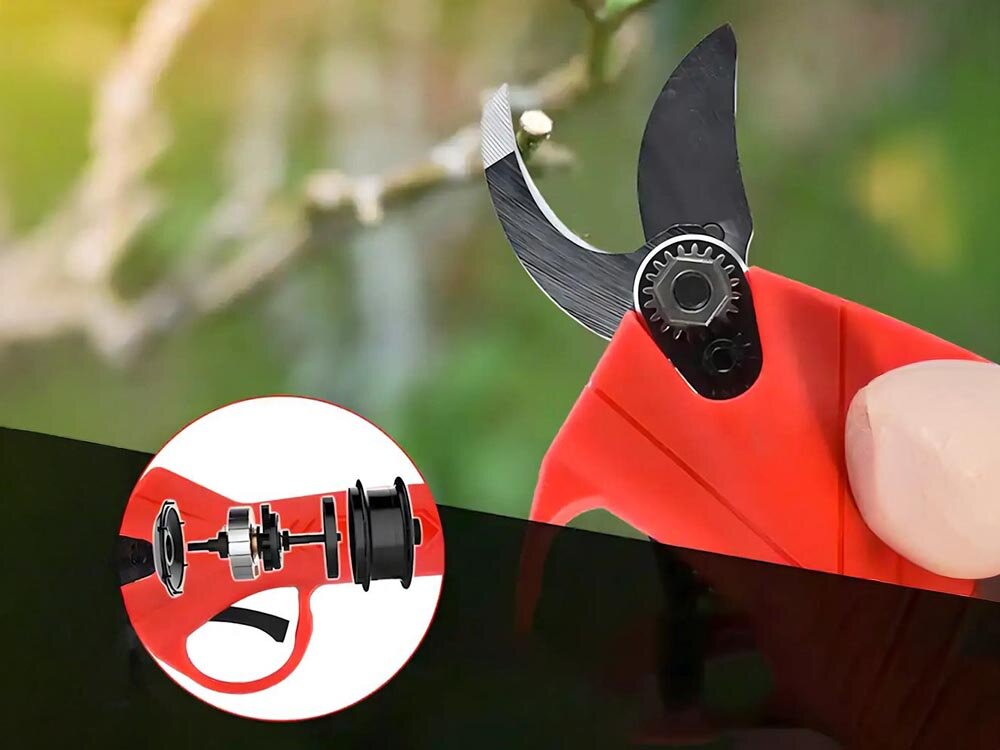 Obraz przedstawia akumulatorowy sekator do gałęzi z czerwonym uchwytem i metalowym ostrzem. W lewym dolnym rogu znajduje się okrągła ilustracja pokazująca mechanizm wewnętrzny sekatora.