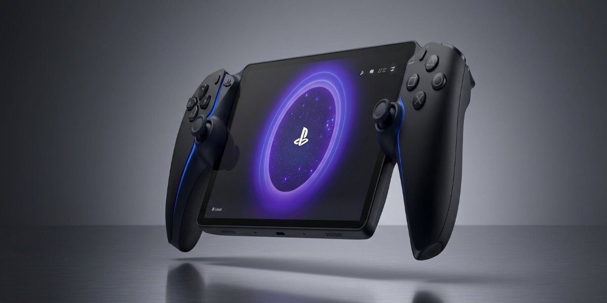 Czarna konsola Playstation Portal na szarym tle, ekranie konsoli jest widoczne logo Playstation.