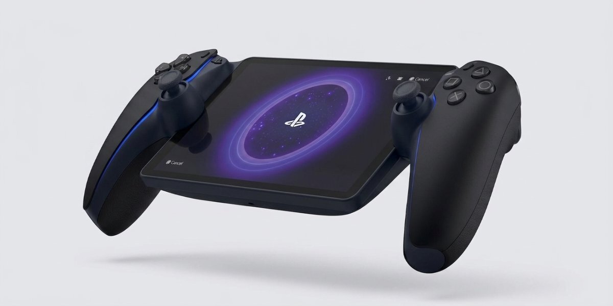 Czarna konsola Playstation Portal na białym tle, na ekranie konsoli widoczne jest logo Playstation.